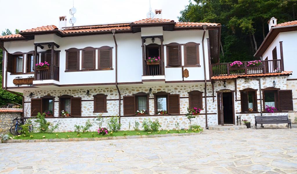 Family Hotel Dinchova Kushta Rozhen Exterior photo